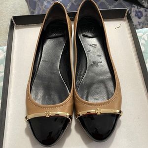 Tan Tory Burch ballet flats with black patent toe size 10. Excellent condition.